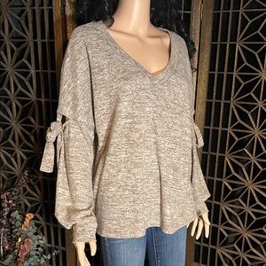 COVERSTITCHED VNECK SWEATER M